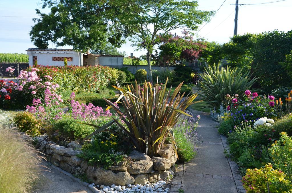 Jardin De Marceau Bed and Breakfast Blasimon Εξωτερικό φωτογραφία